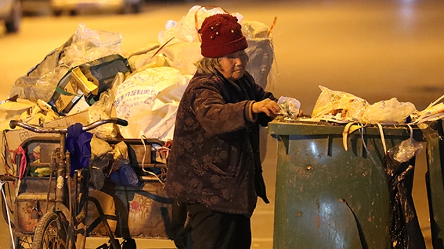 敬禮，勵志可愛的“拾荒奶奶”