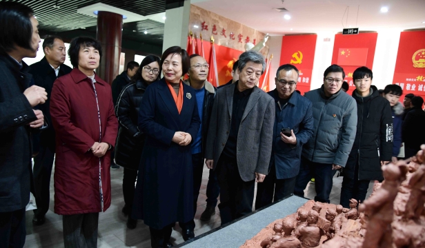 張振?！胺榛鹉甏扁x瓷泥塑藝術(shù)展在周口市文化中心展出