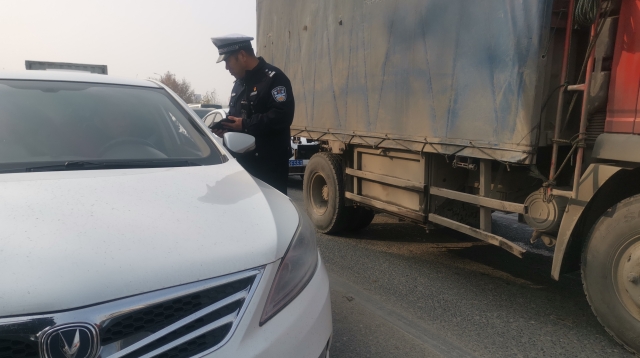 周口限行第一天，交警蜀黍上路勸返近百輛車