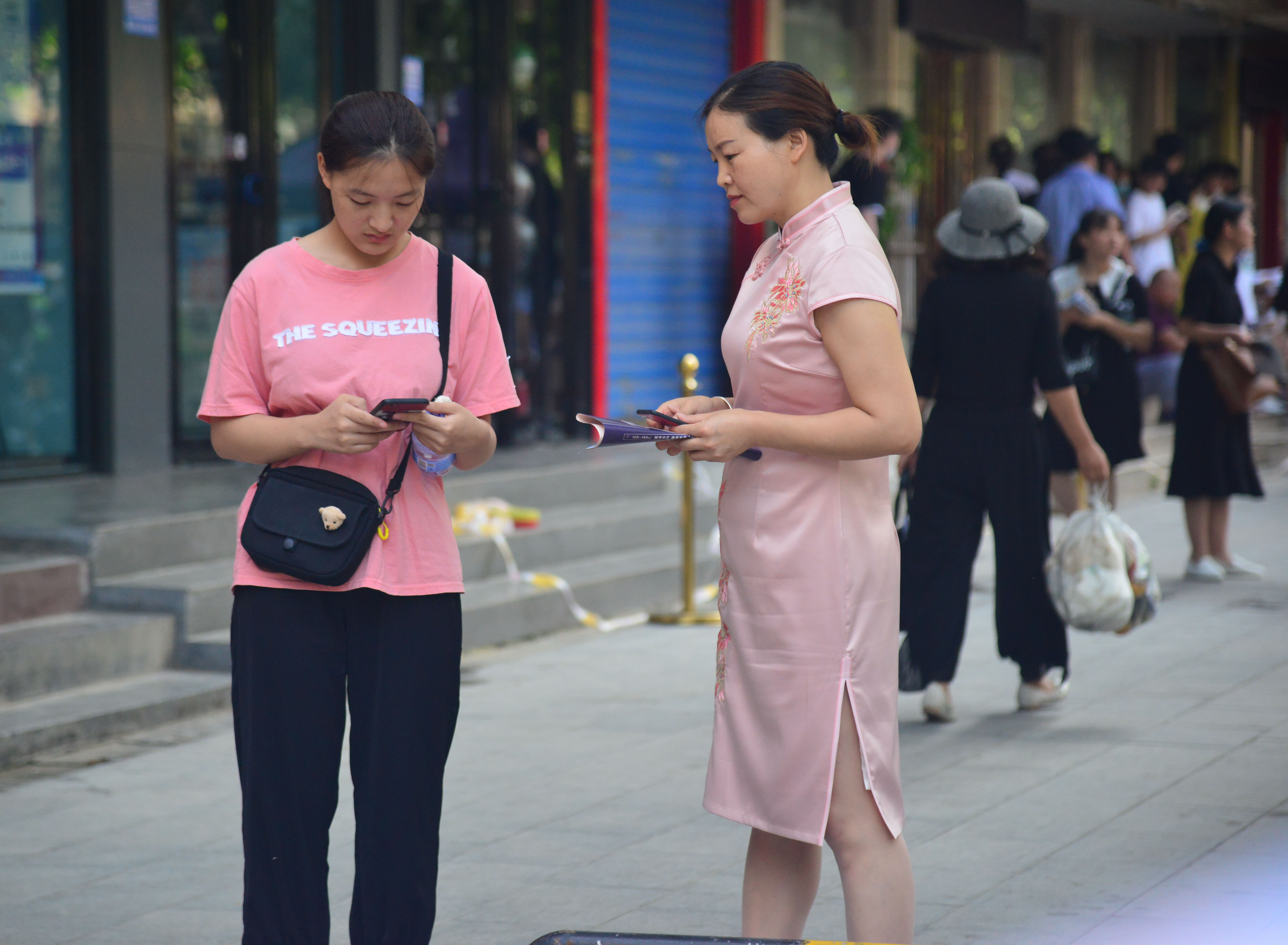 旗開得勝！高考考場外的旗袍媽媽們