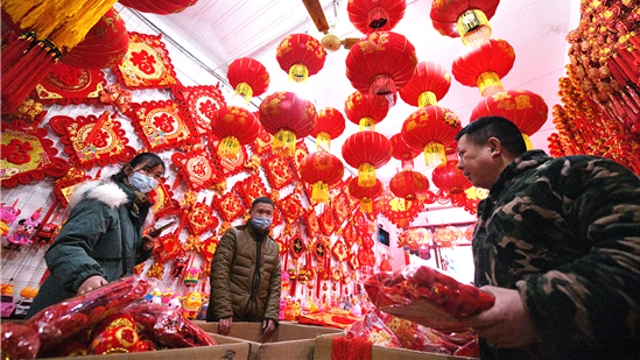 新年到！紅燈籠對聯(lián)市場俏